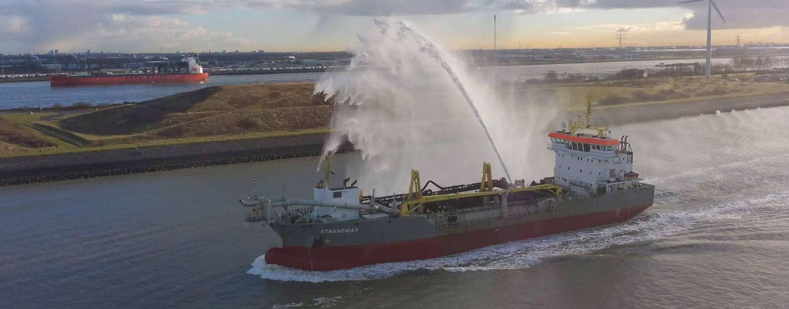 Trailing suction hopper dredger Strandway rainbowing